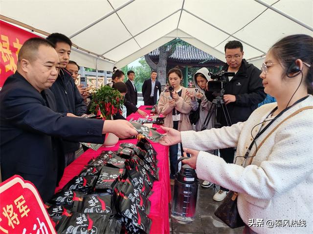 国庆长假首日 千余名游客走进茂陵 祭拜霍去病 体验汉文化