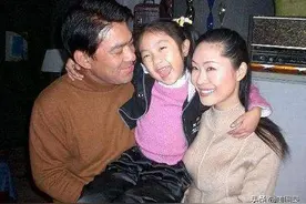 55岁于文华全家照，25岁女儿如花似玉，二婚丈夫也超级帅气！图片