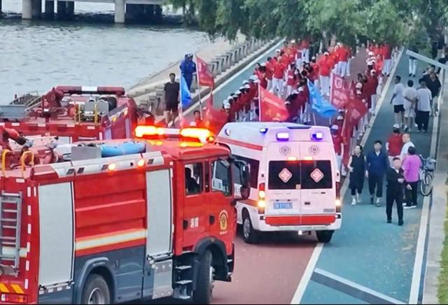 反转！老年暴走团挡道120被全网骂惨，警方介入，律师：车应让人