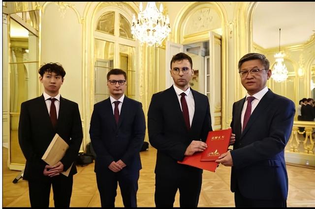 马库斯孤注一掷！刚把618张侵华照片给中国，转头订了日本的机票