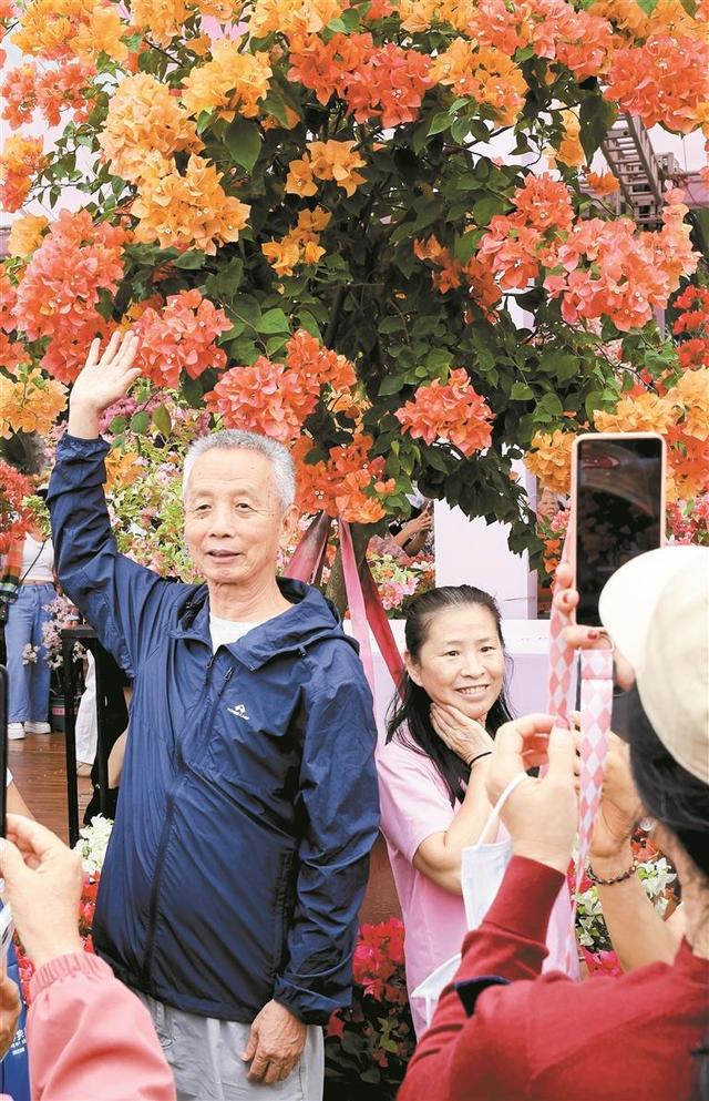 花海派对 深圳人周末在莲花山扎堆