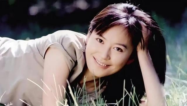 至今未婚未育，身边却有男人陪了近20年！54岁的她才是人间通透