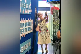 范丞丞的妈妈和范丞丞广告牌自拍合影 ​​​ 妈妈好年轻图片