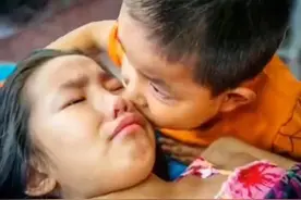 17年，7岁弟弟推着11岁姐姐去看病：别怕，爸妈不要我们，我养你图片