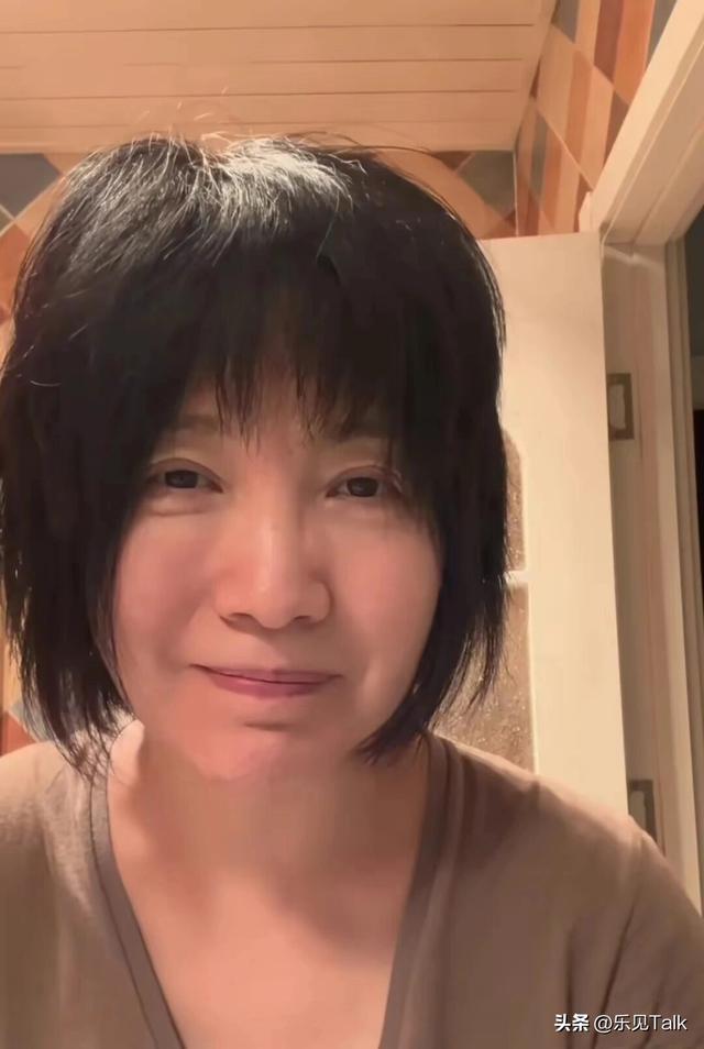 连上5次央视春晚，私下和恩师同居，却被骗流产，如今57岁仍单身
