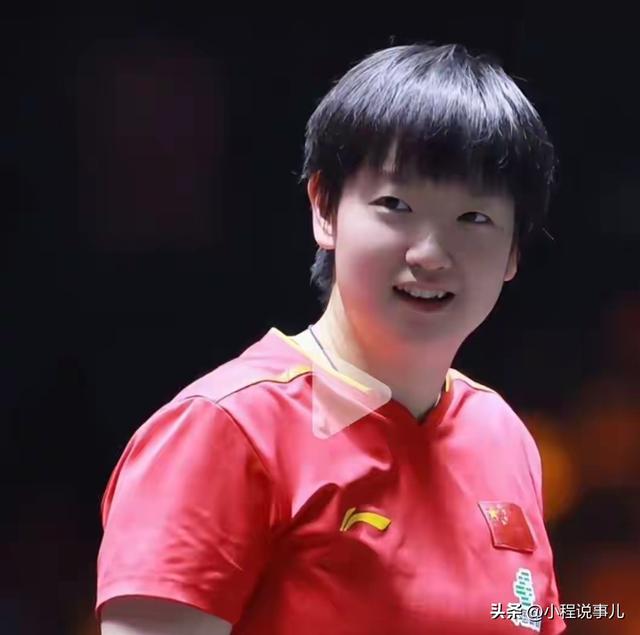 孙颖莎在颁奖仪式出洋相了 和曼昱抢着握手 没想到一个举动 球迷沸腾
