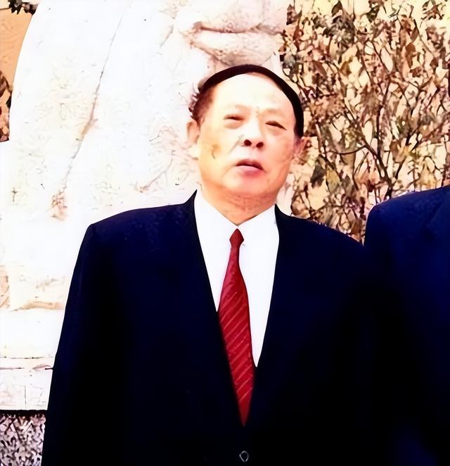 毛主席追悼会上，长女李敏罕见发火质问：我哥哥毛岸成人呢？