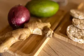 姜别再放冰箱！姜农教我一个土方法：能放1年，不干不烂不长芽图片