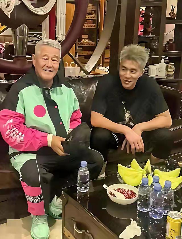 哇，在赵本山面前敢这么坐的不多吧