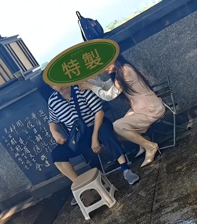 长沙公园惊现“老年服务圈”！低价刚需服务，姑娘边服务边唠嗑