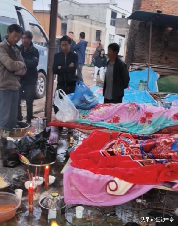 办丧事时围墙倒塌致6人身亡！村民透露原因，篷布或成罪魁祸首