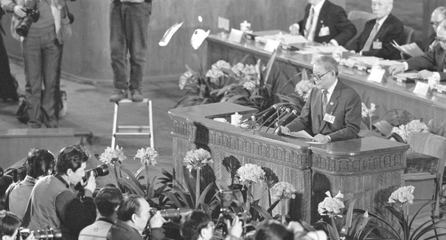 李瑞环说：叶选平是叶帅的儿子，但水平比我高，为啥不能当省长？