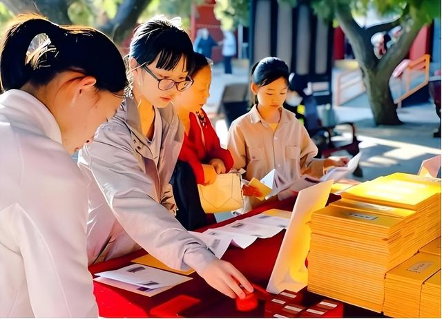 人山人海只看不买，年轻人报复性白嫖，景区赚不到钱了？