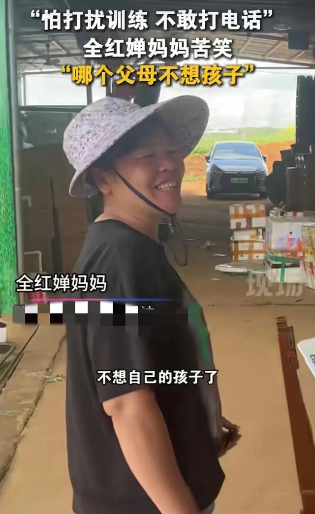 全红婵妈妈看新房，安全帽顶草帽上很特别，听说一楼没房间挺惊讶