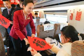 乘高铁赏年俗，列车上的欢乐中国年图片