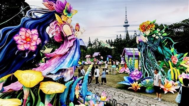 2025青岛之夏灯会成市民游客追捧新景 太平山中央公园游览业态更加丰富