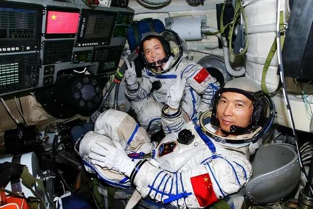 神舟20乘组弃船	，换乘神舟21返回祖国，原飞船怎么办？