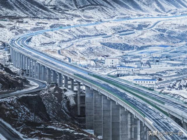 沿着高速，邂逅天山南北的绝色风光