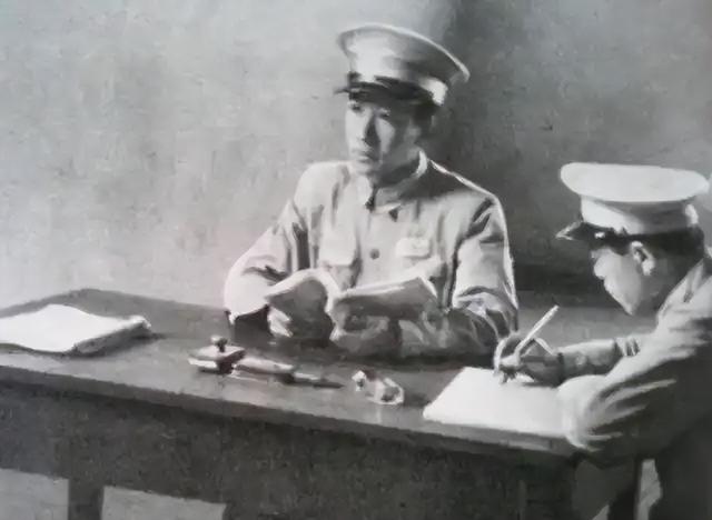 1982年，小偷偷窥厕所引出惊天大案，200名武警粪土中寻绝密文件