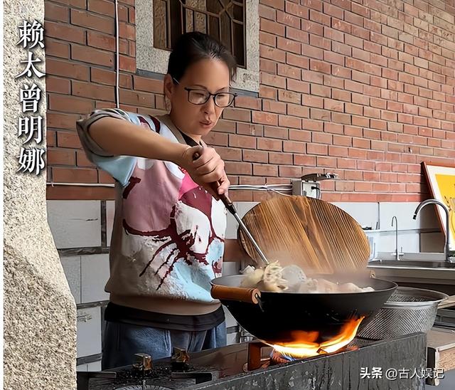 赖昌星妻子曾明娜现状，独居3000平老宅	，做饭弄花草活成人生赢家