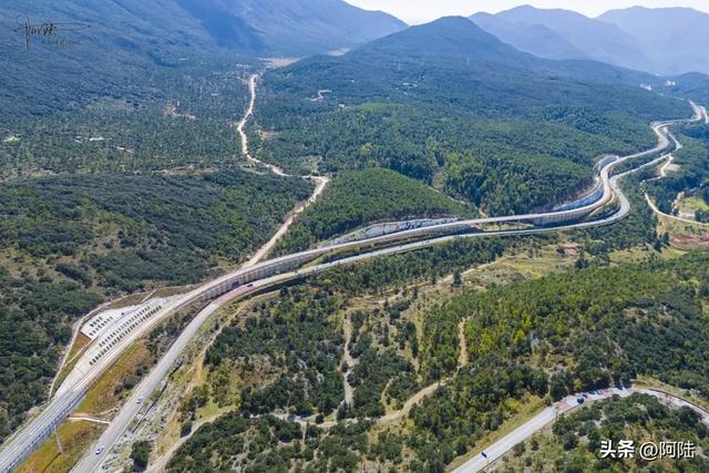 航拍玉龙雪山的秘境牛奶湖,目前还未开发,徒步需要管委会批准