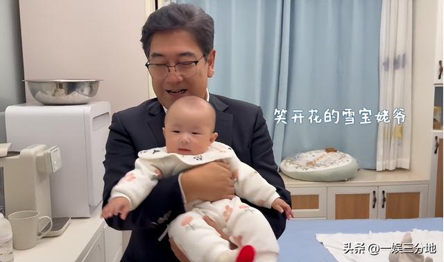 水均益跑泉州给女儿带娃，和前妻罕见同框	，主动搭话对方却不理他