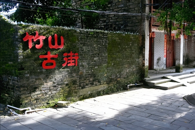 广西边境这座“三沿五点”城，一街跨两国，公交10元直达越南！