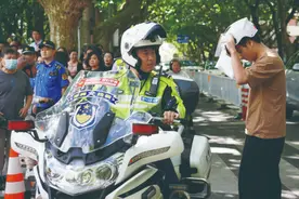 当高考邂逅端午，警察蜀黍：一举高“粽”！图片