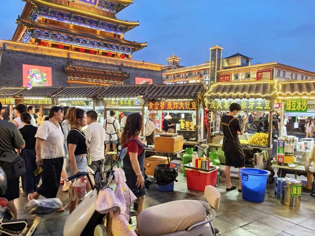河南开封、郑州六天文化之旅第一天，鼓楼夜市太小了。
