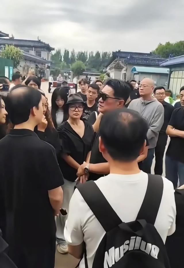 黄安哭着送别千百惠，他送上花圈，他说“统一时一定会通知她”！