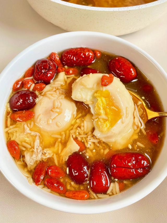 银耳花胶莲子汤的功效与作用 2025年银耳花胶莲子汤的功效与作用是什么