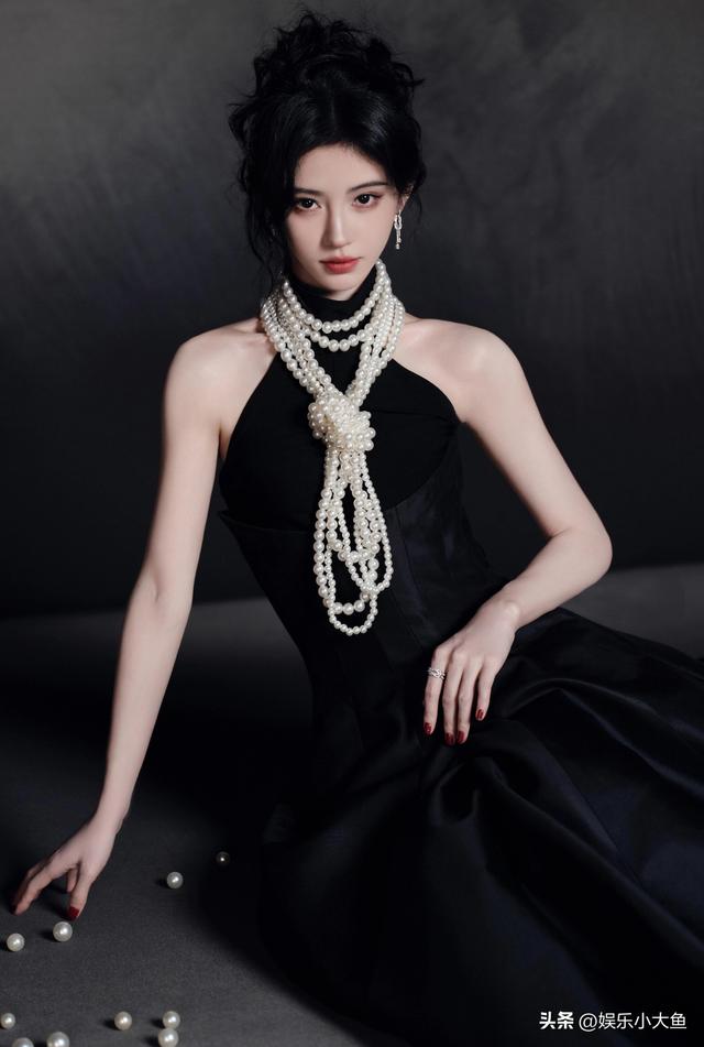 鞠婧祎出席星光大赏活动，黑色露肩长裙配珍珠项链	，腰肢纤细好美