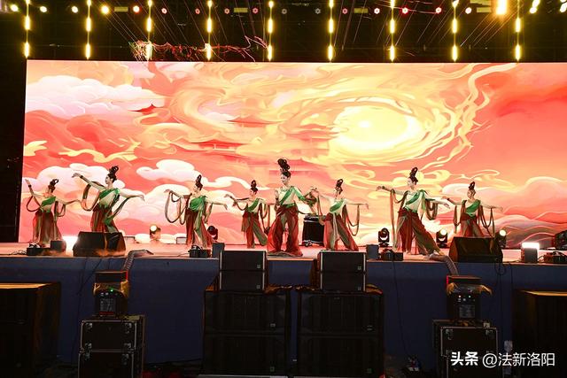 老城区领导“穿越”汉服市场，全链条举措让文旅消费“燃”起来！