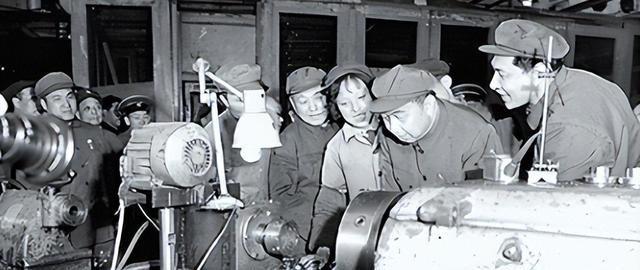 华国锋的夫人韩芝俊有多美？1961年的全家留影，30岁她端庄贤惠