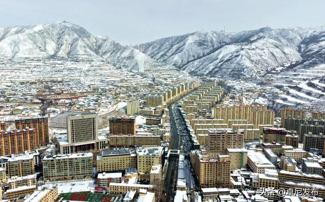 卓尼：一川洮水碧，九巅云雪白