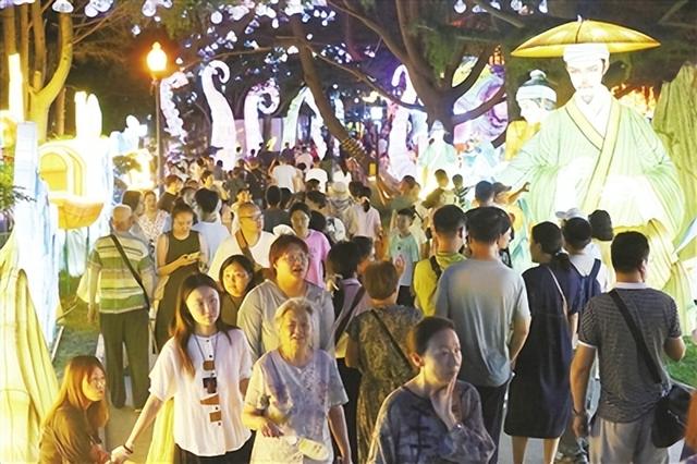 打卡2025年“青岛之夏”艺术灯会：栈桥、八大关光影重现，全国游客专程来嗨