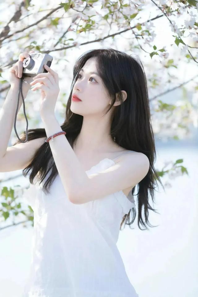 河南洛阳一校花美出圈了,五官精致,倾国倾城,美得让人移不开眼