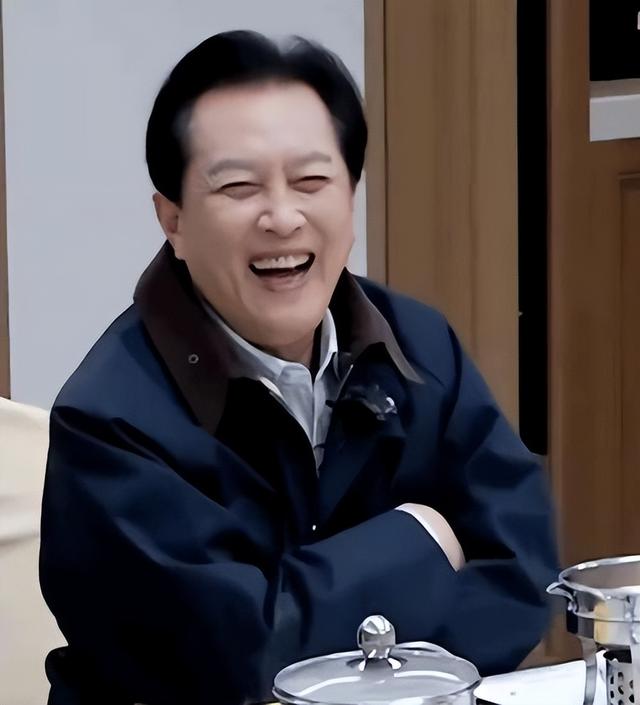 没想到	，73岁唐国强受邀观礼阅兵刚一个月，竟再令所有人刮目相看
