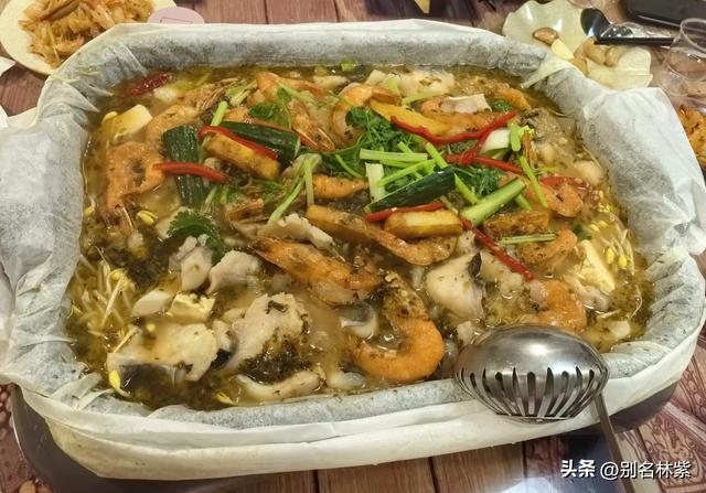 内蒙出发新疆，往返22天，5个人吃饭花4687元，网友问每天吃糠吗