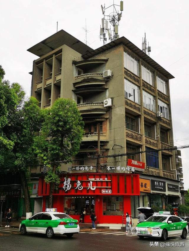 雨中漫步乐山城