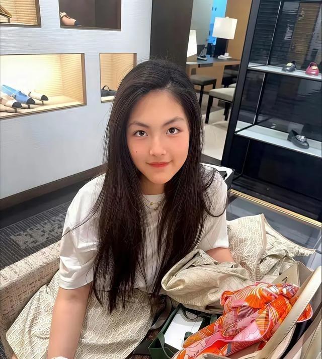 李湘在平台晒自家北京小院。大到让网友以为是景区，真的太有钱了