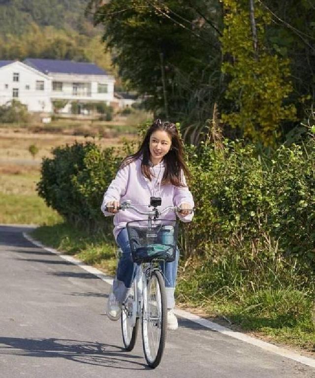 看了林心如的穿搭，我悟了：卫衣不配阔腿裤、短靴，才更洋气减龄