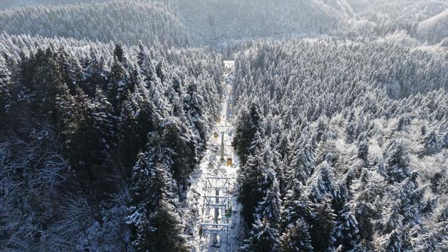 湖北恩施：雪后初霁 鄂西林海换银装