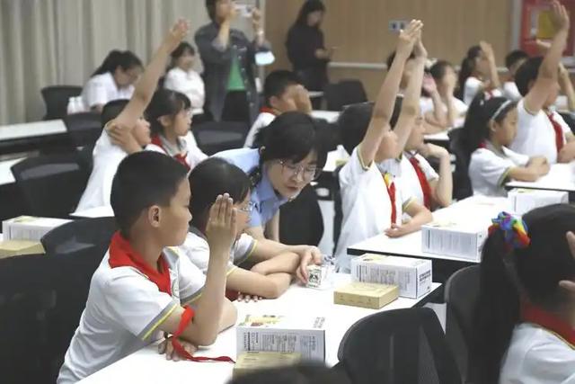 教育部扔下重磅炸弹：2026年开始，全国一律不准再买校外商业试卷