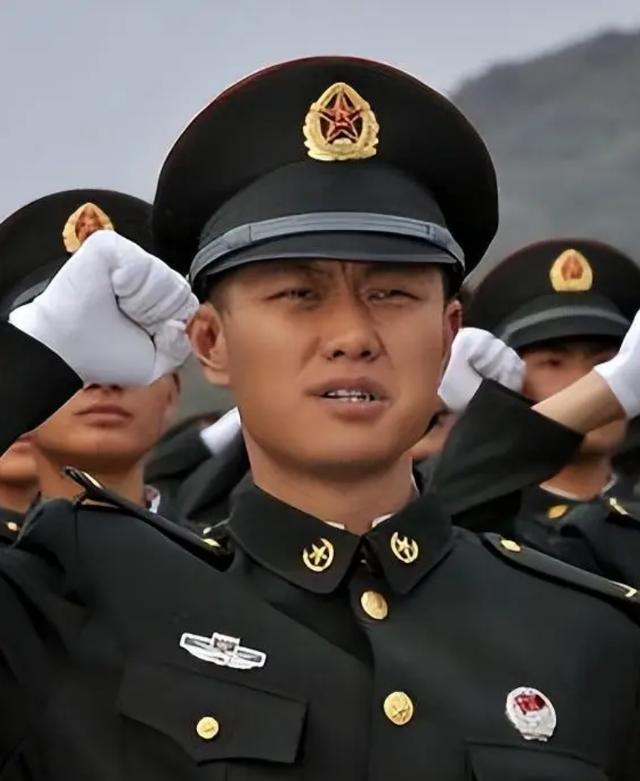 10年前，演员赵荀拍戏从10米高空坠落，如今摇身一变成了花美男