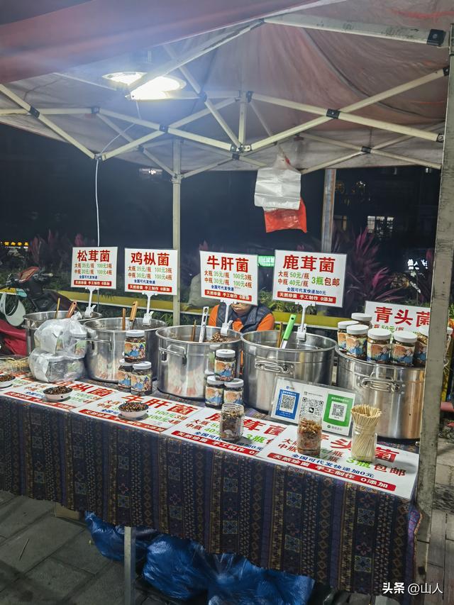 西双版纳的江边夜市