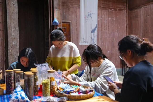 在黟县醉美的秋景里，开启一场非遗体验之旅