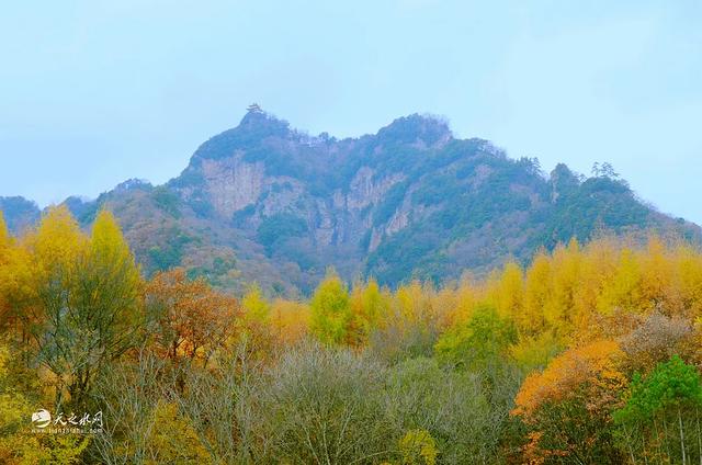 秋染天水白音山双乳峰：一幅大自然馈赠的立体画卷