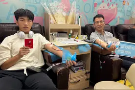 和父亲一起献血，小伙迎18岁特别“成人礼”图片