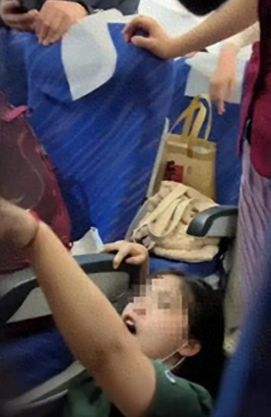 南航熊家长“社会性死亡”了！视频曝光，身份被扒，难怪如此嚣张